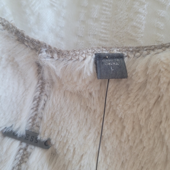 NWOT Guess Faux Sherpa Reversible Vest - Picture 12 of 15